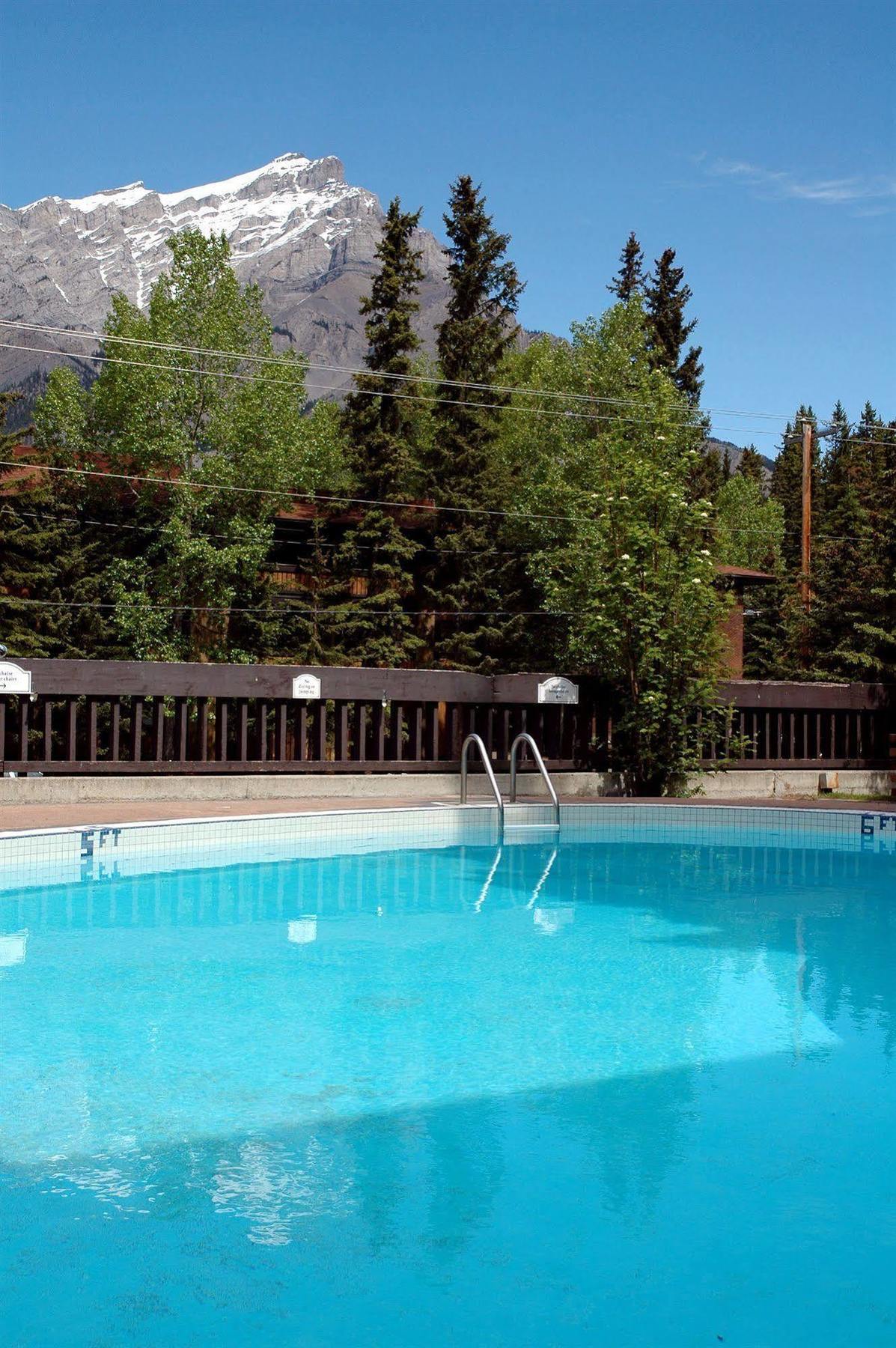 Banff Voyager Inn Екстер'єр фото